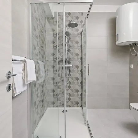 Modern Lara Malinska