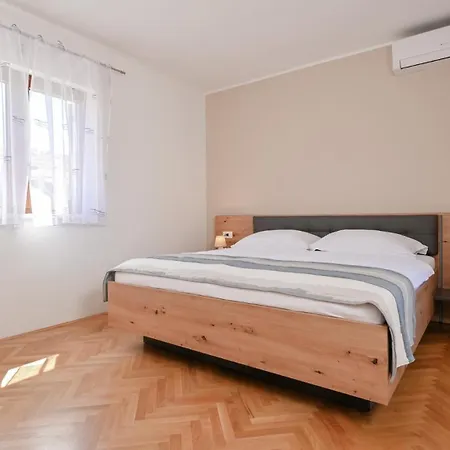 Modern Lara * Malinska