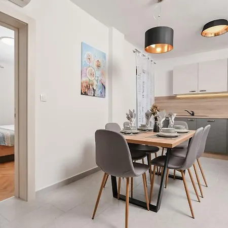 Modern Lara Malinska