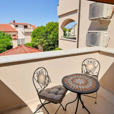 Modern Lara Malinska