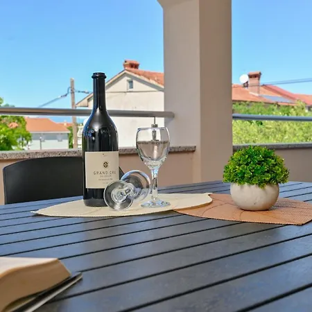 Modern Lara * Malinska