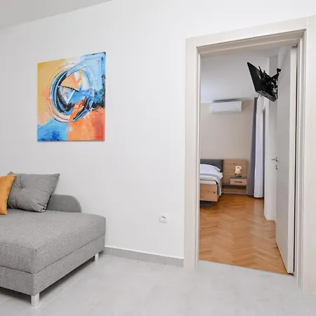 Modern Lara Apartment
