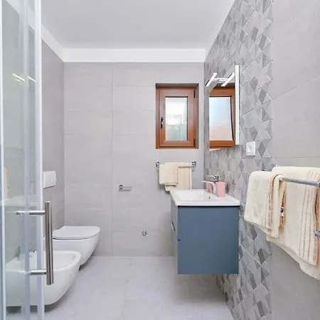 Modern Lara Malinska