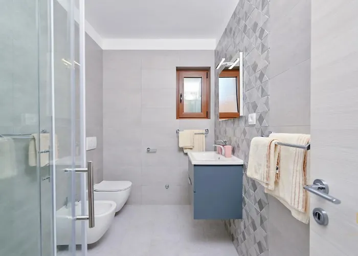 Modern Lara Malinska