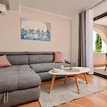 Modern Lara Apartment *