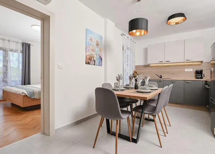 Modern Lara Malinska