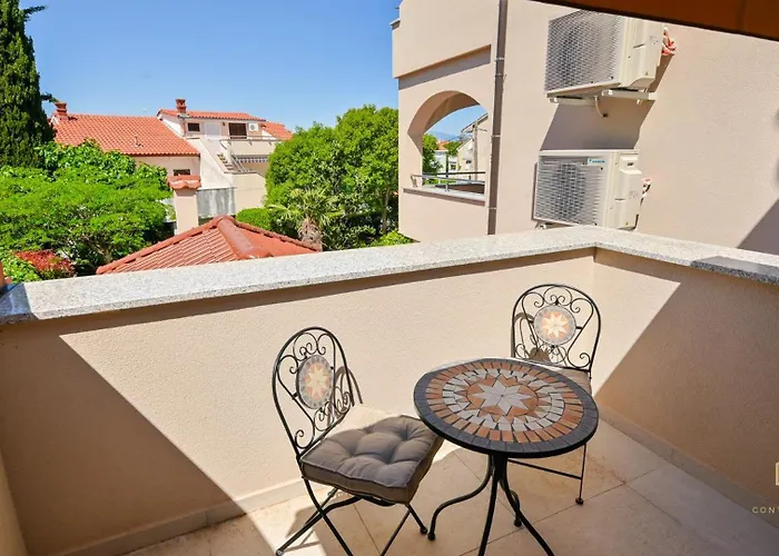 Modern Lara Malinska